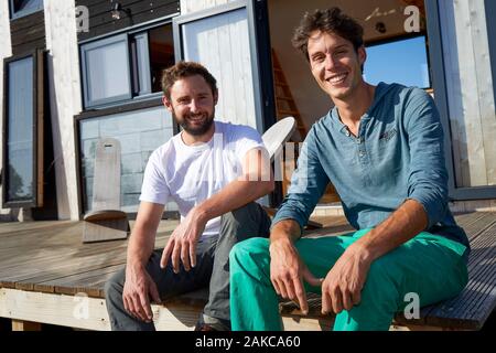 Frankreich, Finistere, Concarneau, Erprobung von low-tech Lösungen in einem winzigen-Haus, zwei Ingenieure (Pierre-Alain Leveque und Clement Chabot) gebaut und Leben in einem kleinen Haus (Anhänger montierte Mikro-Haus) für Test- und Low-Tech-Lösungen Stockfoto
