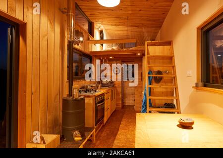 Frankreich, Finistere, Concarneau, Erprobung von low-tech Lösungen in einem winzigen-Haus, zwei Ingenieure (Pierre-Alain Leveque und Clement Chabot) gebaut und Leben in einem kleinen Haus (Anhänger montierte Mikro-Haus) für Test- und Low-Tech-Lösungen Stockfoto