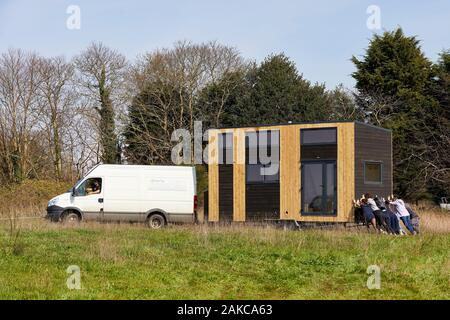 Frankreich, Finistere, Concarneau, Erprobung von low-tech Lösungen in einem winzigen-Haus, zwei Ingenieure (Pierre-Alain Leveque und Clement Chabot) gebaut und Leben in einem kleinen Haus (Anhänger montierte Mikro-Haus) für Test- und Low-Tech-Lösungen Stockfoto
