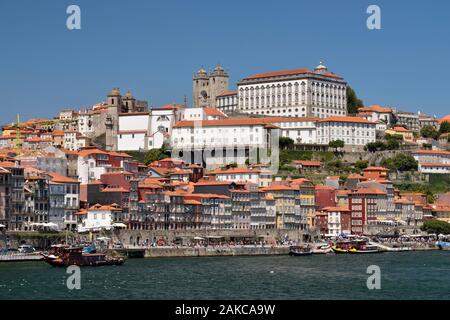 Portugal, Region Nord, Porto, historischen Zentrum als Weltkulturerbe von der UNESCO, Blick vom Dom Luis Brücke auf der historischen Cais de Ribeira Viertel am Ufer des Flusses Douro klassifiziert, dominiert von der Kathedrale und dem Bischofspalast Stockfoto