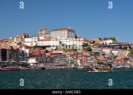 Portugal, Region Nord, Porto, historischen Zentrum als Weltkulturerbe von der UNESCO, Blick vom Dom Luis Brücke auf der historischen Cais de Ribeira Viertel am Ufer des Flusses Douro klassifiziert, dominiert von der Kathedrale und dem Bischofspalast Stockfoto