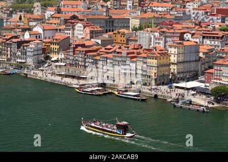 Portugal, Region Nord, Porto, historischen Zentrum als Weltkulturerbe von der UNESCO, Blick vom Dom Luis Brücke auf der historischen Cais de Ribeira Viertel am Ufer des Flusses Douro klassifiziert, Boote am Pier Stockfoto