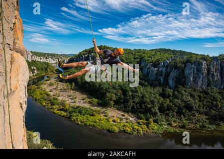 Frankreich, Ardèche, Berrias et Casteljau, Klettern Bereich der Vire aux Oiseaux mit Blick auf den Fluss Chassezac Stockfoto