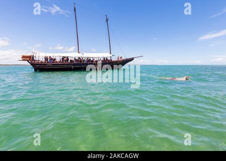 Brasilien, Bundesstaat Bahia, Santa Cruz Cabrália, Coroa Alta Marine Park, Schoner, die Gruppen von Touristen in die SANDBAR liegt nur wenige Kilometer von der Küste Stockfoto