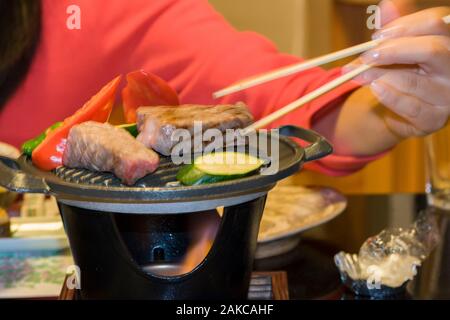 Japan, Kyushu Island, Kumamoto region, Kurokawa, Onsen Ryokan Okunoyu, traditionelle Luxury Inn in einem Kurort, Yakiniku, Rindfleisch grillen auf dem Tisch Stockfoto