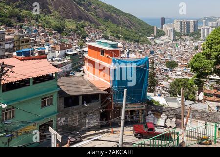 Brasilien, Bundesstaat Rio de Janeiro, die Stadt von Rio de Janeiro, Favela Rocinha, Carioca Landschaften zwischen den Bergen und dem Meer klassifiziert UNESCO Welterbe, Erhöhte Ansicht einer Favela Straße und das Meer im Hintergrund Stockfoto