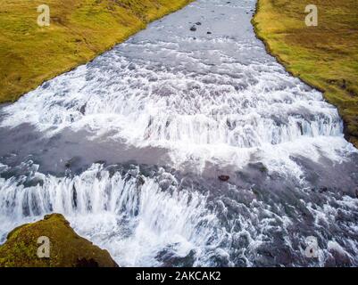 Schönen, grünen Landschaft von skoga River Valley in der Nähe der Kaskaden Wasserfall Skogafoss und Skogar Ende Fimmvorduhals Wanderweg. South Island, AE Stockfoto
