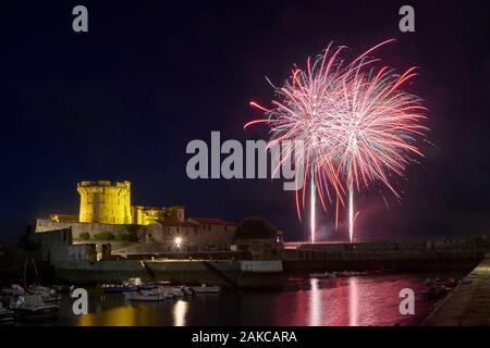 Frankreich, Pyrenees Atlantiques, Baskenland Küste, Ciboure, Fort Socoa gebaut unter Ludwig XIII von Vauban in der Bucht von Saint Jean de Luz, Nationalfeiertag, das Feuerwerk vom 14. Juli 2019 überarbeitet Stockfoto