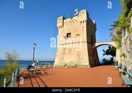 Italien, Ligurien, Genua, Nervi, genuesischer Turm (Torre Gropallo) auf der Uferpromenade, die Passeggiata Anita Garibaldi Stockfoto