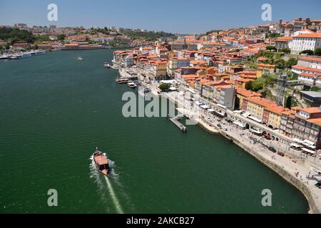 Portugal, Region Nord, Porto, historischen Zentrum als Weltkulturerbe von der UNESCO, Blick vom Dom Luis Brücke auf der historischen Cais de Ribeira Viertel am Ufer des Flusses Douro eingestuft Stockfoto