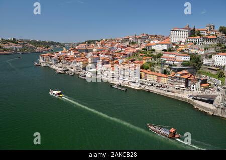 Portugal, Region Nord, Porto, historischen Zentrum als Weltkulturerbe von der UNESCO, Blick vom Dom Luis Brücke auf der historischen Cais de Ribeira Viertel am Ufer des Flusses Douro klassifiziert, dominiert von der Kathedrale und dem Bischofspalast Stockfoto