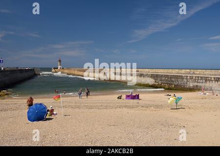 Portugal, Region Nord, Porto, Praia das Pastoras Strand, Tavira Pier und Leuchtturm (rechts) am Rand des Atlantischen Ozeans Stockfoto