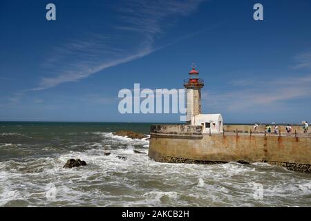 Portugal, Region Nord, Porto, Praia das Pastoras Strand, Tavira Pier und Leuchtturm (rechts) am Rand des Atlantischen Ozeans Stockfoto