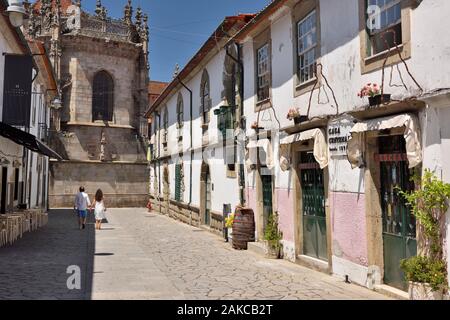 Portugal, Region Minho, Braga, Saint Jean Straße mit Blick auf die Rückseite der Kathedrale, Paar Stockfoto