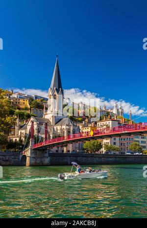 Frankreich, Rhone, Lyon, Historisches Zentrum, klassifiziert als UNESCO-Weltkulturerbe, Paul Couturier Fußgängerbrücke über die Saone Fluss, Saint-Georges Kirche Notre Dame De Fourviere im Hintergrund Stockfoto