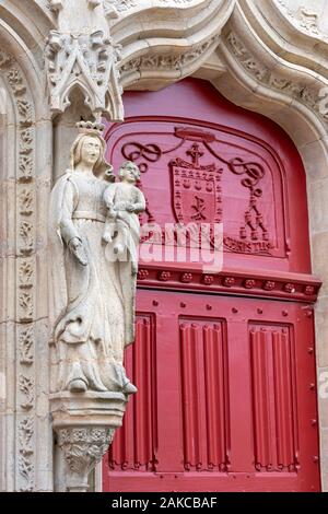 Frankreich, Morbihan, Josselin, mittelalterliches Dorf, Basilika Notre Dame du Roncier, der Eingang und der gemeisselte Fassade und seine großen roten Türen aus Holz Stockfoto