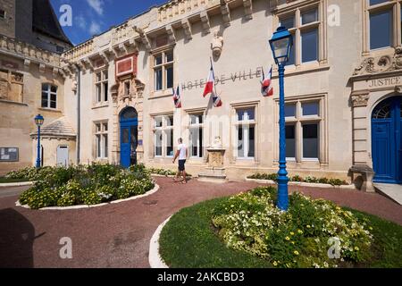 Frankreich, Charente Maritime, Jonzac, Rathaus installiert in einem Flügel des Schlosses Stockfoto