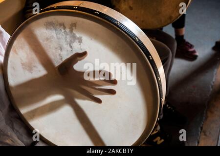 Irland, Meath County, Navan, Causey Farm, pädagogische Farm, Schule der keltische Trommel Tamburin Stockfoto