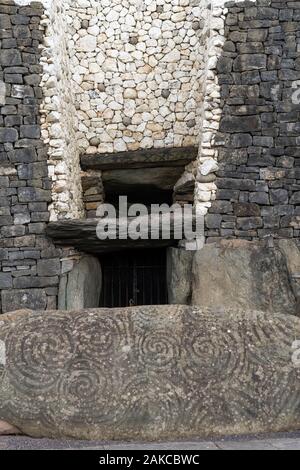 Irland, Meath County, Bru Na Boinne archäologische Stätte von Newgrange im Welterbe der Menschheit von der Unesco, der Haupteingang Stockfoto