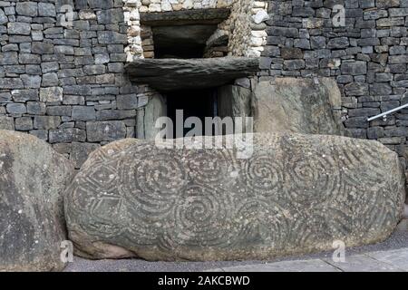 Irland, Meath County, Bru Na Boinne archäologische Stätte von Newgrange im Welterbe der Menschheit von der Unesco, der Haupteingang Stockfoto