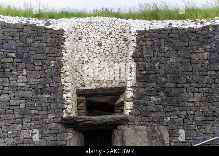 Irland, Meath County, Bru Na Boinne archäologische Stätte von Newgrange im Welterbe der Menschheit von der Unesco, der Haupteingang Stockfoto