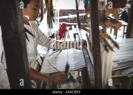 Inle See, Myanmar - 3. Januar 2013: burmesische Frau Weberei lotus Stoff mit der Hand auf einem Holz- Maschine am Inle See, Myanmar Stockfoto