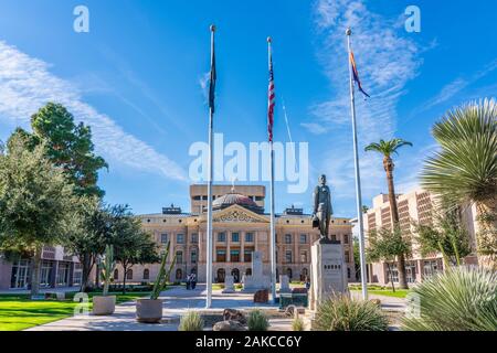 Phoenix, AZ - November 30, 2019: Das State Capitol Building wird durch den Senat und Repräsentantenhaus Gebäuden flankiert. Stockfoto
