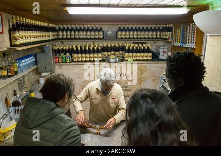 Portugal, Lissabon, Baixa, die winzigen Shop a ginjinha seit Jahrzehnten ein Likör mit gemachte Kirschen serviert Stockfoto