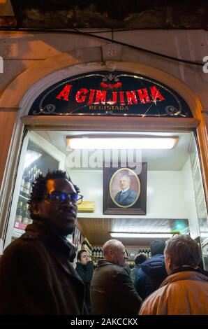 Portugal, Lissabon, Baixa, die winzigen Shop a ginjinha seit Jahrzehnten ein Likör mit gemachte Kirschen serviert Stockfoto