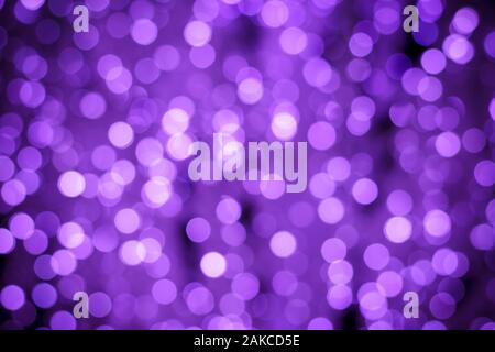 Abstrakte lila Hintergrund mit Nachtbeleuchtung bokeh. Unscharfer Hintergrund defokussierten glänzend Kreisen. Textur mit beleuchteten Wirkung Stockfoto