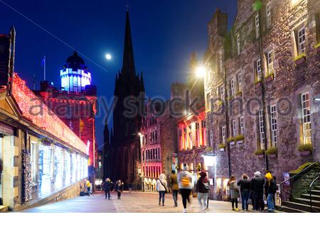 Edinburgh, Schottland, Großbritannien. 8. Januar 2020. Klaren Himmel und eine 95%-Waxing gibbous Mond über die Royal Mile in der Abenddämmerung. Vollmond am 10. Januar. Quelle: Craig Brown/Alamy leben Nachrichten Stockfoto