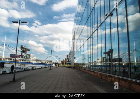 Clydeside spiegelte sich in den Fenstern des BBC Scotland Gebäudes in Glasgow wider Stockfoto