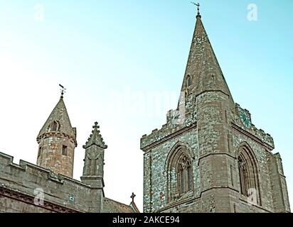 Große quadratische Turm & Zifferblatt von Brechin Kathedrale, Angus, Schottland, Großbritannien. Mit Bogen gotischen Fenstern & gelegentlich irischen Stil runder Turm im Hintergrund. Stockfoto