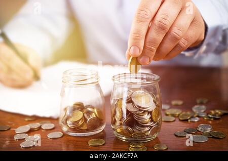 Mann Finanzen und berechnen Startseite Haushalt, Geld sparen, Finanzen Stockfoto