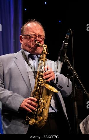 Alan Barnes spielt alto sax mit Alan Barnes Elf, Scarborough Jazz Festival 2019 Stockfoto