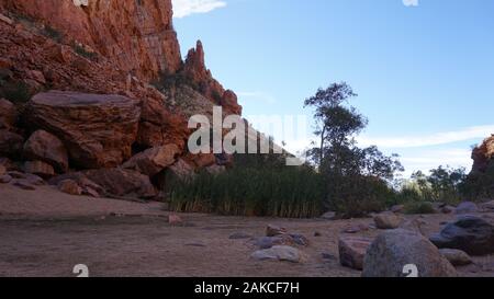 Einen sonnigen Tag im West MacDonnell Ranges im Norden, in der Nähe von Alice Springs/Australien Stockfoto