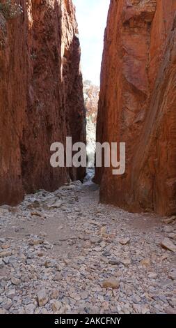 Einen sonnigen Tag im West MacDonnell Ranges im Norden, in der Nähe von Alice Springs/Australien Stockfoto