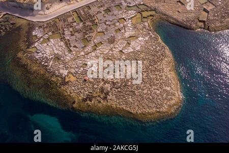 Alten Salinen auf der Insel Gozo in Malta sind eine berühmte touristische Ziel, wo die Einheimischen noch Meersalz Ernte. Stockfoto