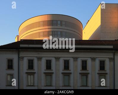 Straßenfoto des mailänder scala, Zentrum der Operette auf der ganzen Welt. Insbesondere die neue Foyerkuppel des Architekten Mario Botta Stockfoto