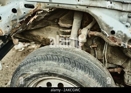 Details der alten Auto. Im Alter von Oldtimer Oldtimer Automobil. Ersatzteile der Retro Classic Automobil. Zerlegt Auto auf einem Parkplatz. Stockfoto