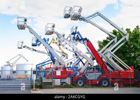 Bunte Seitenstapler Krane, Maschinen und Anlagen im industriellen Bereich, Frankfurt, Deutschland Stockfoto