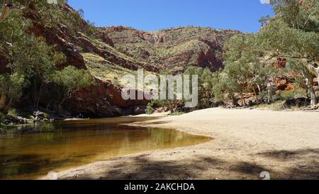 Einen sonnigen Tag im West MacDonnell Ranges im Norden, in der Nähe von Alice Springs/Australien Stockfoto