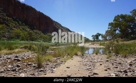 Einen sonnigen Tag im West MacDonnell Ranges im Norden, in der Nähe von Alice Springs/Australien Stockfoto