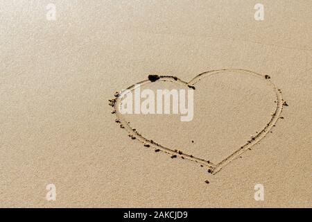 Herzform gezeichnet im Sand am Strand Stockfoto
