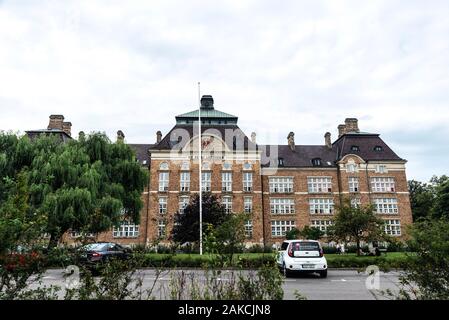 Malmö, Schweden - 29 August, 2019: Klassische Fassade des Sankt Petri Schule mit Menschen um in Malmö, Schweden Stockfoto