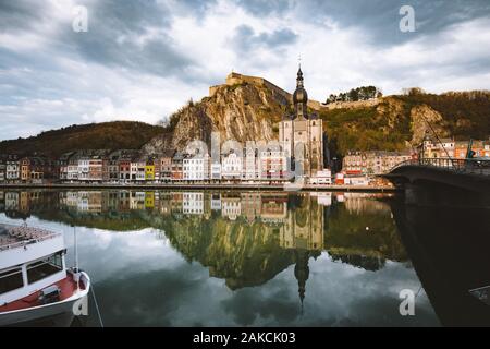 Klassische Ansicht der historischen Stadt Dinant mit malerischen Fluss Meuse in wunderschönen goldenen Abendlicht bei Sonnenuntergang, Provinz Namur, Wallonien, Belgien Stockfoto