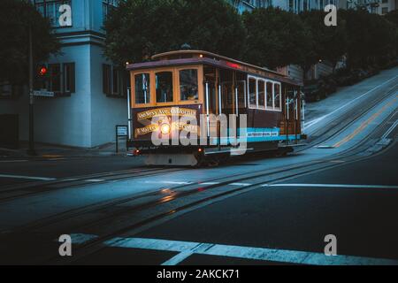 Magical twilight Ansicht der historischen Seilbahn reiten auf dem berühmten California Street am Morgen vor Sonnenaufgang, San Francisco, Kalifornien, USA Stockfoto