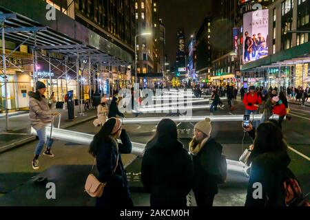 Die Besucher des Garment District vergnügen sich mit den Wippen der interaktiven Kunst Ausstellung, "Impulse", am Dienstag, 7. Januar 2020. Die 12 beleuchtet Wippen Projekt klingt, wie Sie sind, sowie die Änderung der Lichtintensität verwendet. Durch seitliche Büro- und CS-Design mit der EGP Gruppe die Ausstellung bis zum 31. Januar bleiben wird. (© Richard B. Levine) Stockfoto