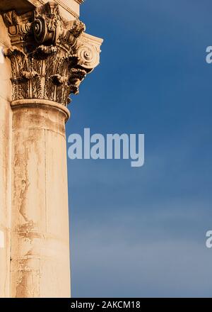 Klassische Architektur in Venedig. Korinthische Säule und Kapital aus gesuati Kirche Fassade, errichtet im 18. Jahrhundert (mit Kopie Raum) Stockfoto