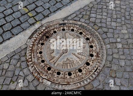 Berlin, Deutschland - Juni 2019: Kanaldeckel mit beliebten Sehenswürdigkeiten. Stockfoto